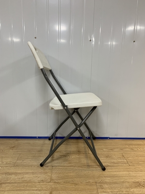Chaises pliantes de plastique blanches extérieures en métal pour des chaises de réception en plein air d'événements