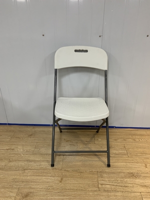 Chaises pliantes de plastique blanches extérieures en métal pour des chaises de réception en plein air d'événements