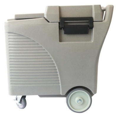 chariot Plastic With Wheels de la glace 125L isolé par restaurant