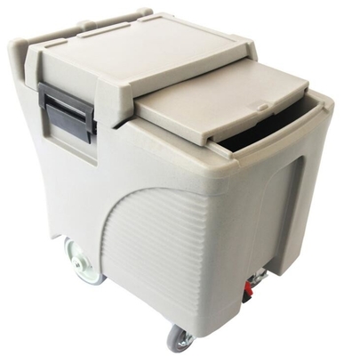 chariot Plastic With Wheels de la glace 125L isolé par restaurant